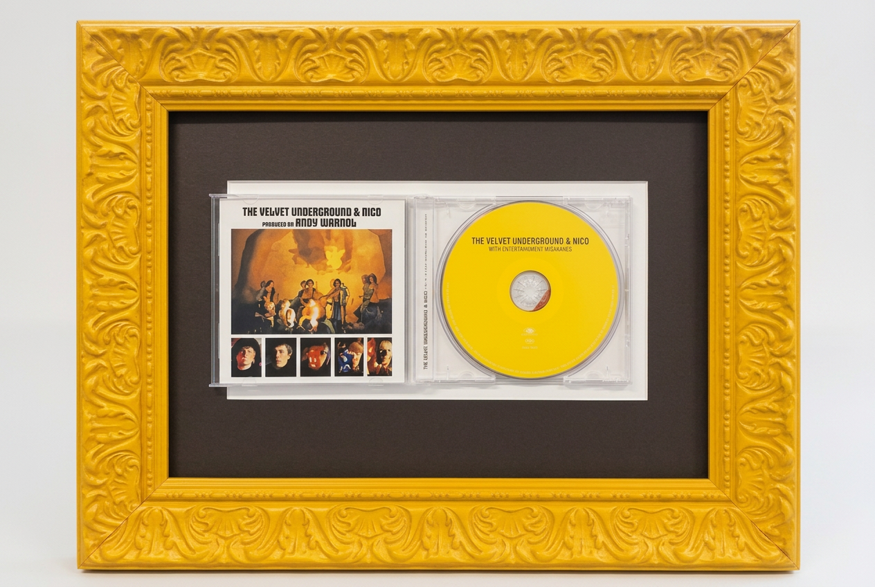 Inramad CD-skiva i gul ram
